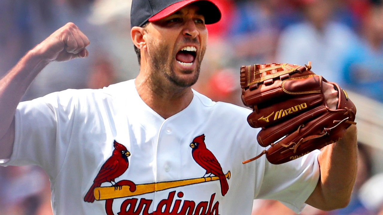 Wild Wainwright pitches Cards past Hamels, Cubs 2-1 to sweep